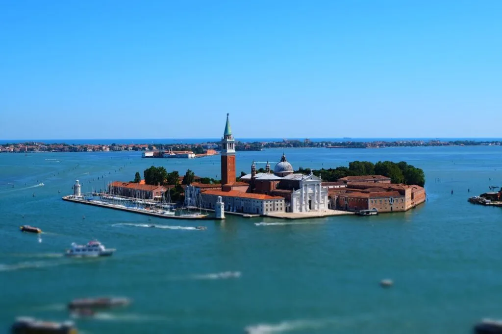 Vue miniature de l'île San Giorgio entourée de bateaux à Venise