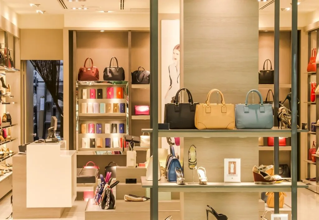 Vitrine d'une boutique chic à Venise exposant sacs et chaussures