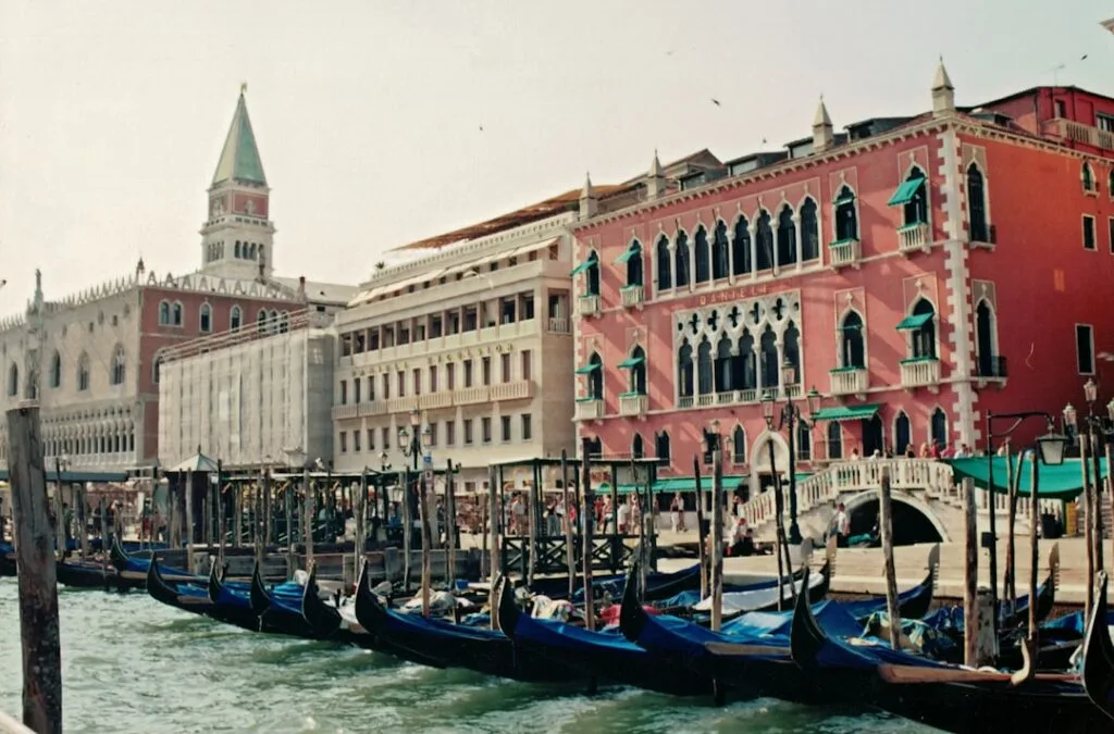 Rangée de gondoles amarrées devant des palais historiques à Venise