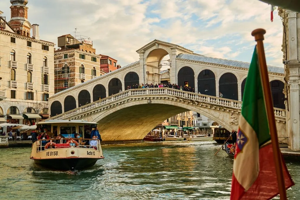 Bateau vaporetto approchant le pont du Rialto à Venise