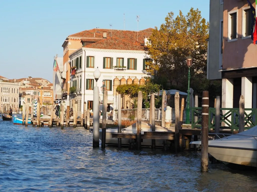 Quais et pontons le long d'un canal lumineux de Venise.