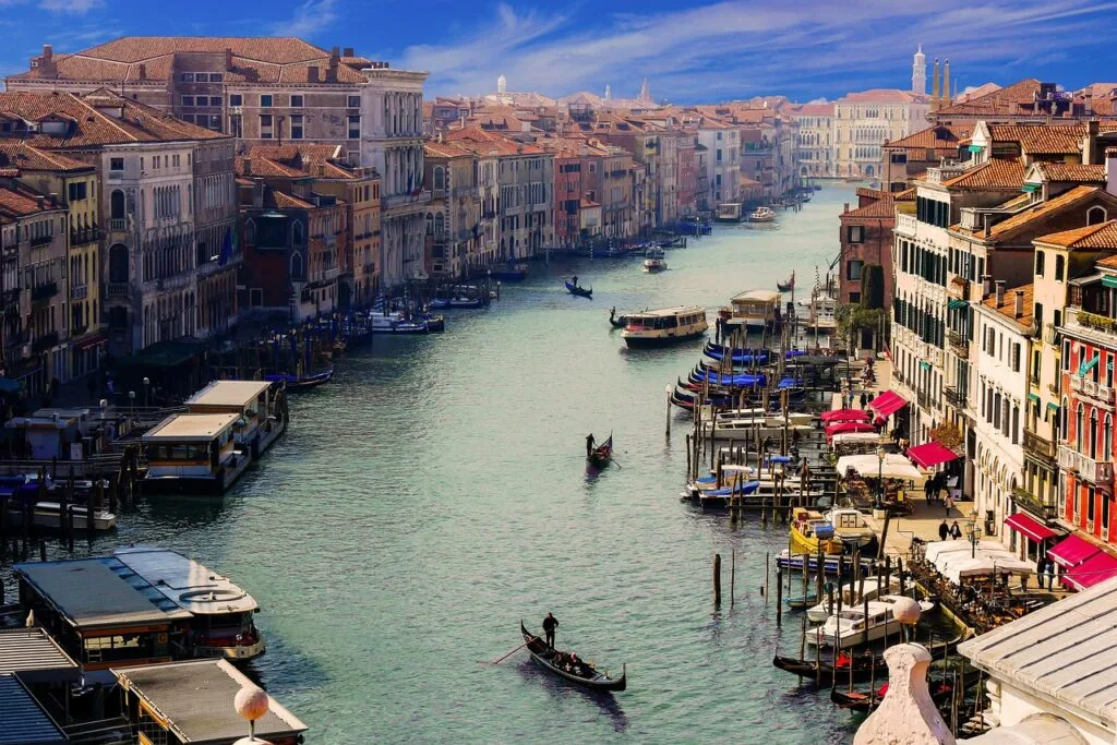 Vue aérienne du Grand Canal de Venise avec gondoles et quais animés