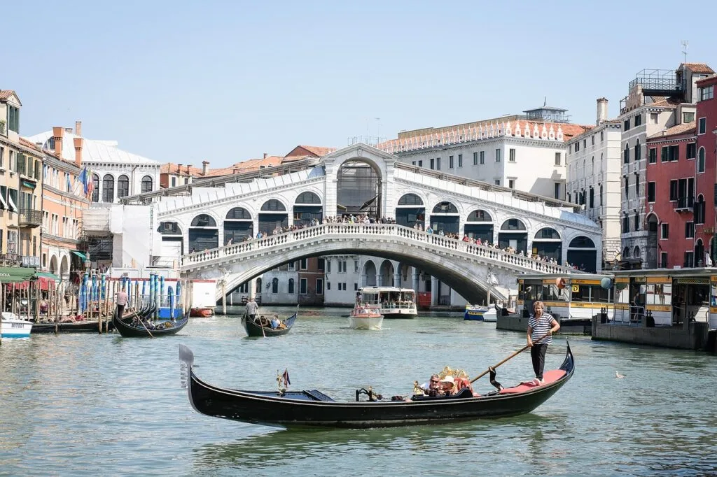 Gondole passant devant le pont du Rialto sur le Grand Canal à Venise