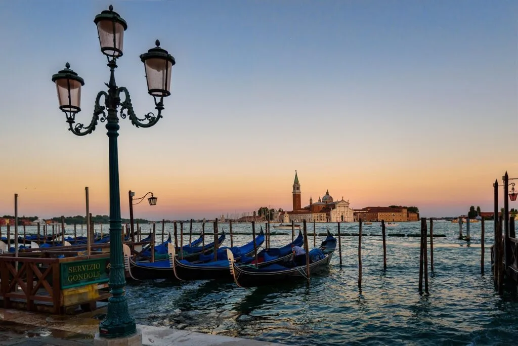 Lampadaire et gondoles face à l'île San Giorgio à Venise