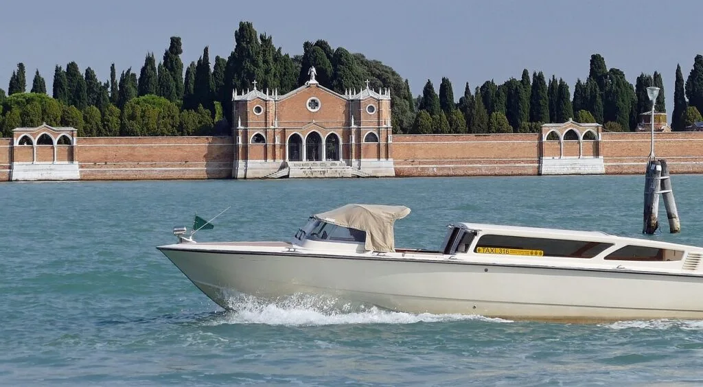 Bateau-taxi filant devant l'île-cimetière San Michele à Venise